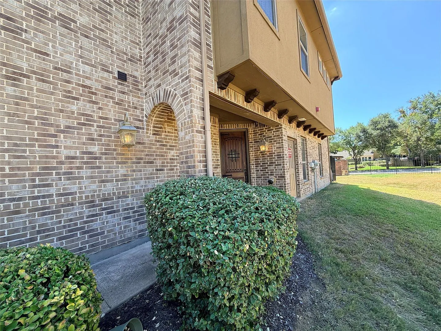 950 Brook Forest Lane, Euless, Texas 76039 — Photo 2