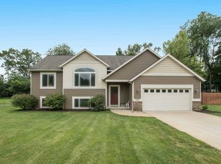 1042 Serenity Ridge Dr, Wayland, MI 49348