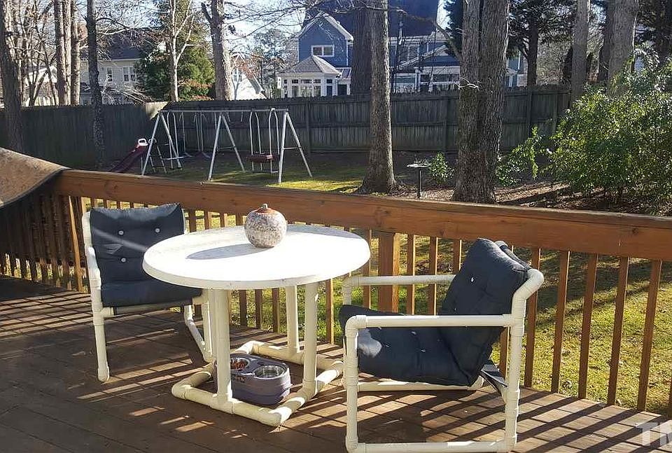 2nd image of 200 Travilah Oaks Ln