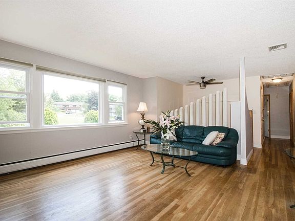 4th image of 16 Moulton Cir