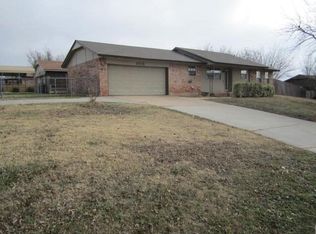 2512 N Santa Fe Ave, Moore, OK 73160