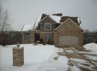 8049 Raphael Dr, Dubuque, IA 52003