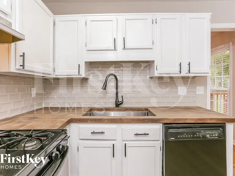5395 Telford Ct — Photo 9