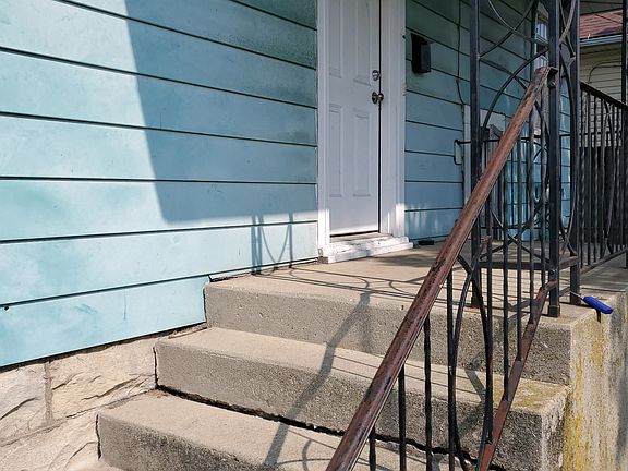 2nd image of 900 Kelly Ave #2