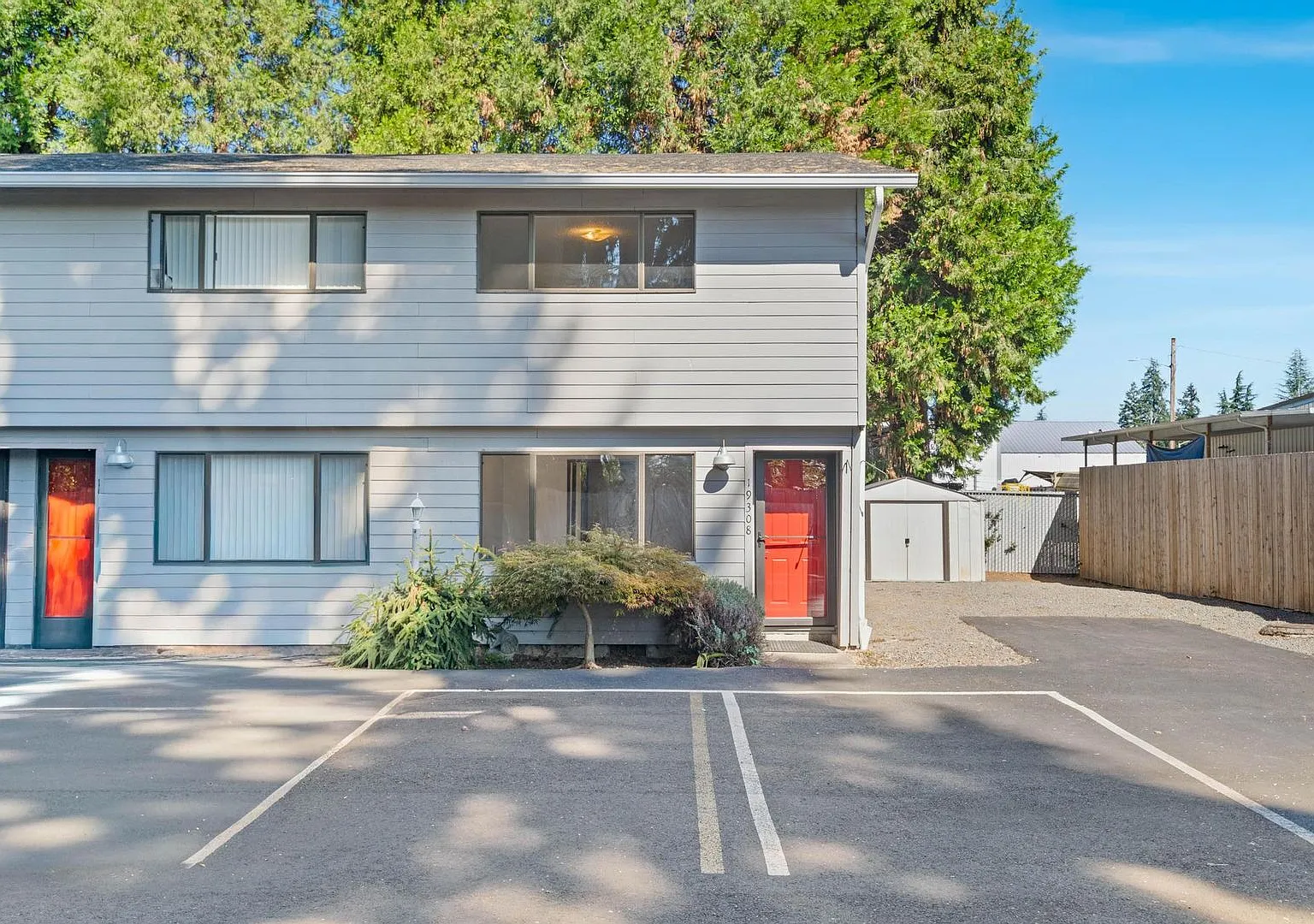 Well-kept, roomy 2-bdrm/1.5-bath Milwaukie unit. Private patio, quiet location, designated parking — Photo 2