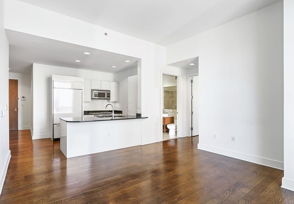 1st image of 250 E 49th St #15B