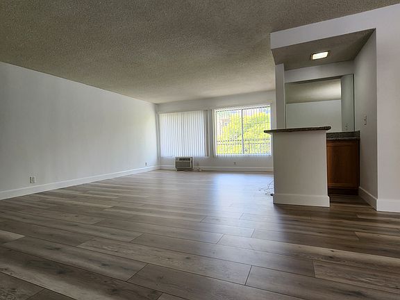 3rd image of 1420 Rexford Dr #10