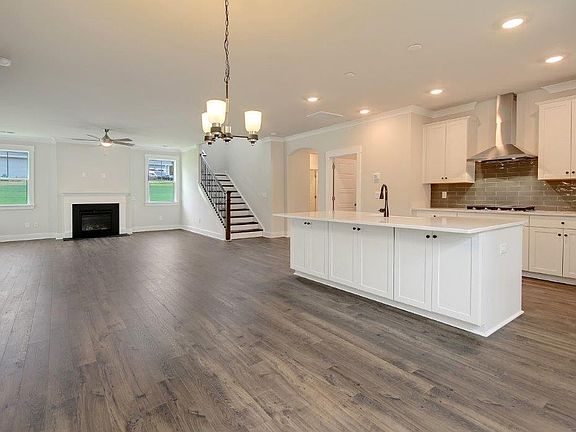 3rd image of 100 Creek Pointe Dr