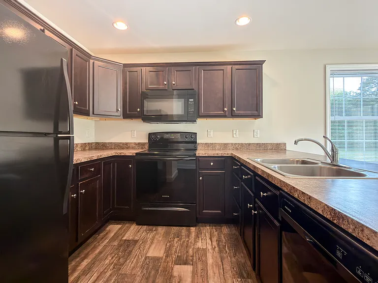 141 Cedarwood Dr — Photo 2