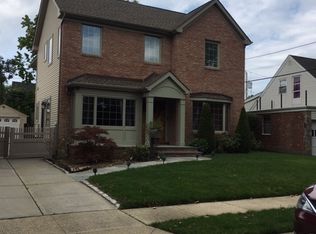 22 Leslie Ln, New Hyde Park, NY 11040