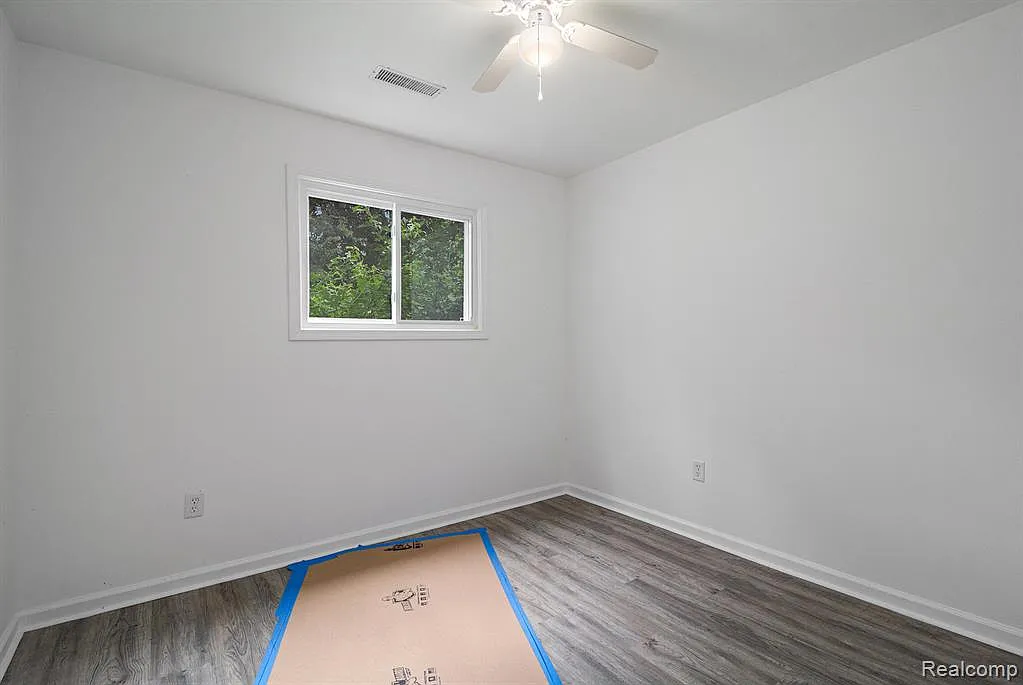 3 bed, 918 sqft, $1,300 — Photo 1