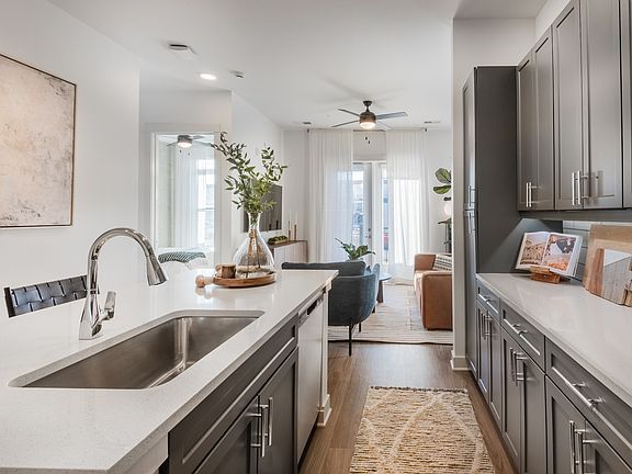 5th image of 4015 South Blvd #511