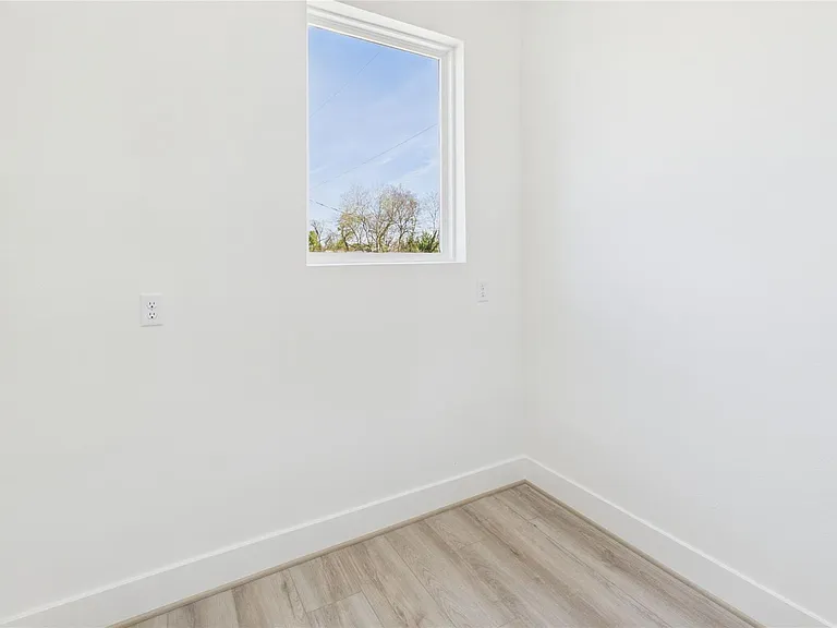 2421 Harrington St — Photo 21
