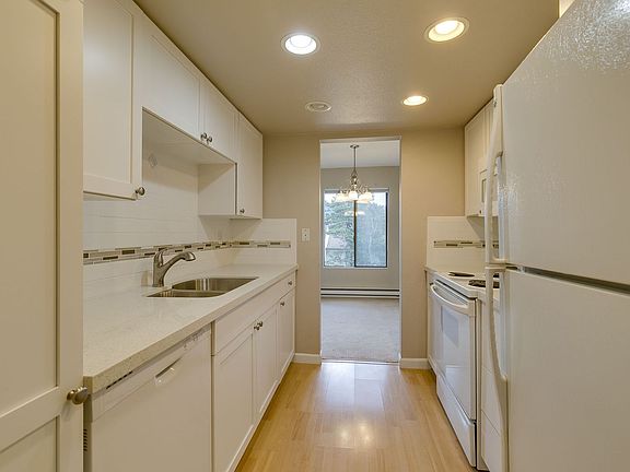 5th image of 10410 NE 32nd Pl APT D204