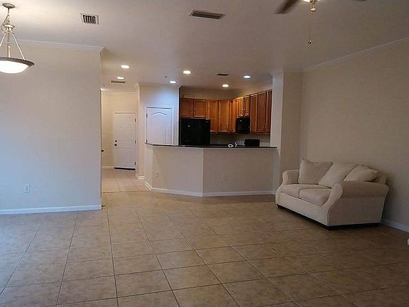 3rd image of 215 Bayberry Cir Unit 608