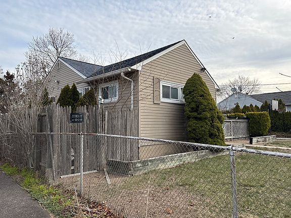 3rd image of 25 E Maple St