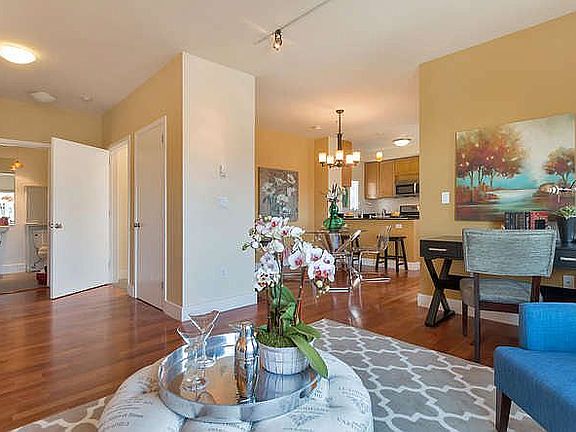 5th image of 532 30th St APT 13