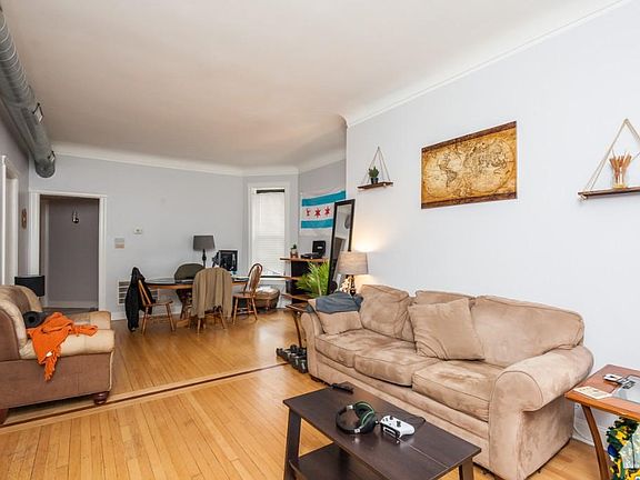 2nd image of 1014 W Roscoe St #1H