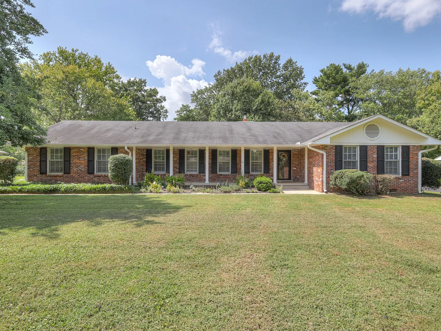 4 bed, 2.5 bath, 2752 sqft, $2,100 — Photo 2