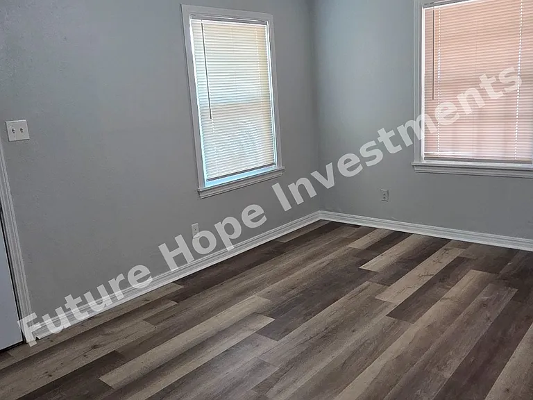 1308 SW 38th St — Photo 2