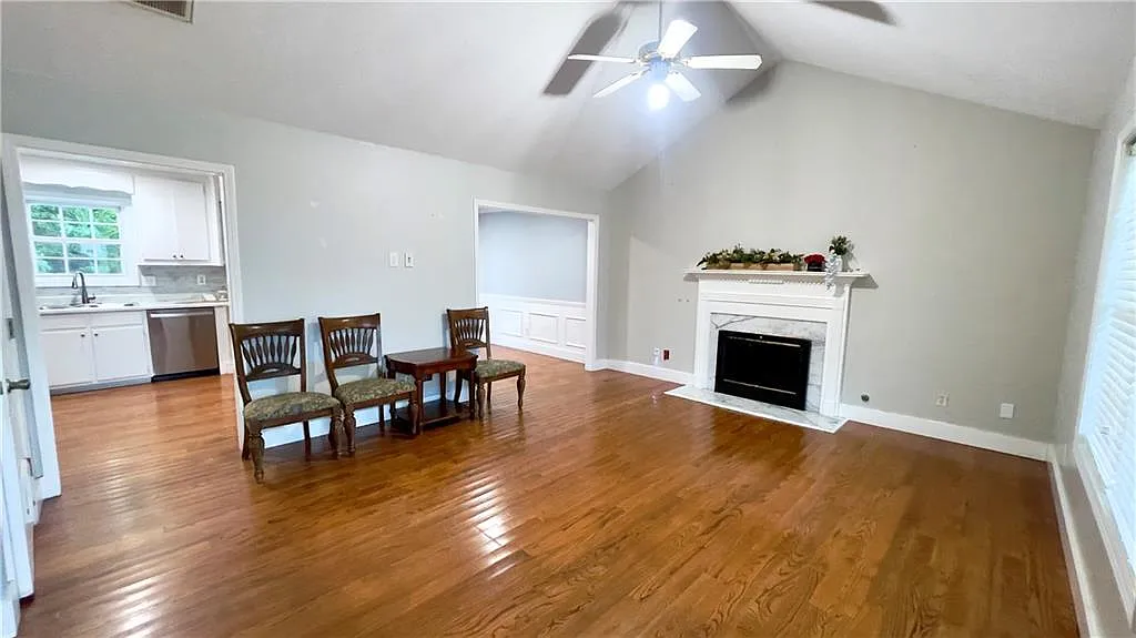 3 bed, 3.0 bath, 1589 sqft, $2,000 — Photo 2