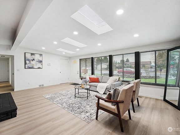 4th image of 1102 22nd Street NE