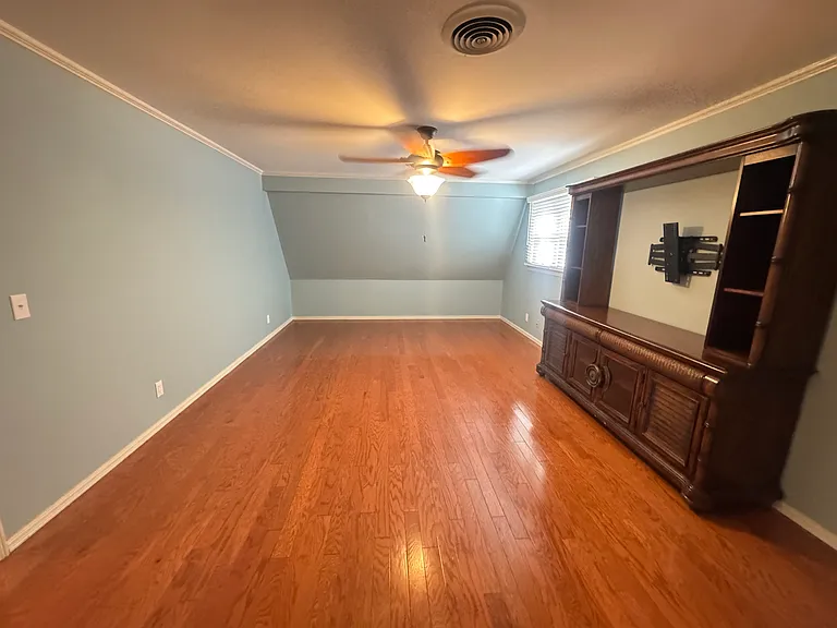 425 E Seneca St — Photo 7