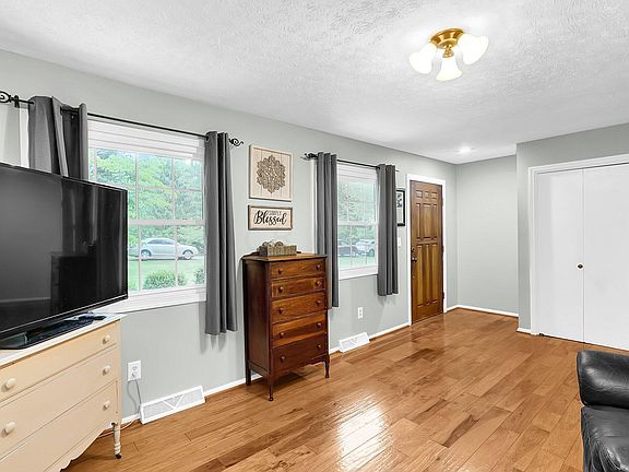5th image of 394 Knoll Dr
