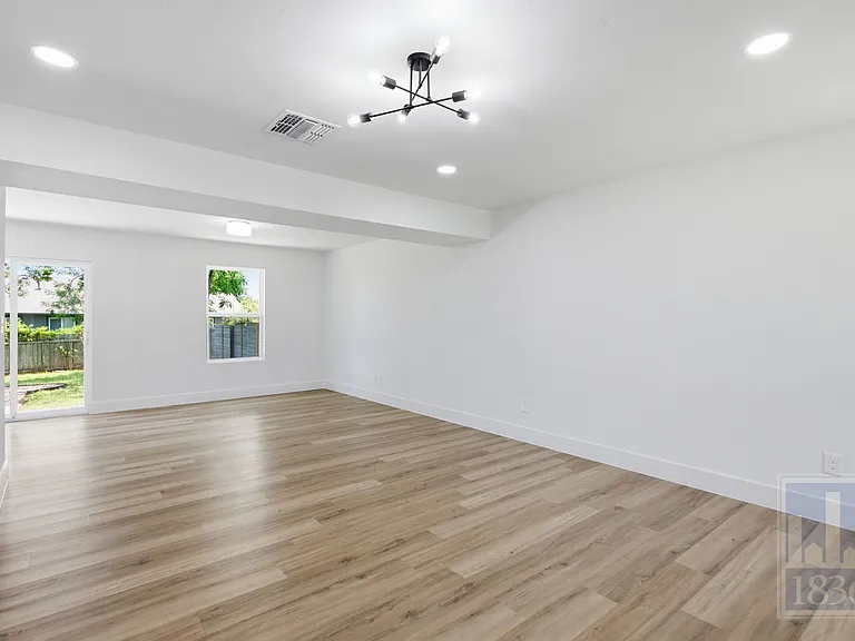 3610 Alexandria Dr — Photo 4