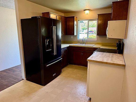 5th image of 920-924 Burgundy Pl