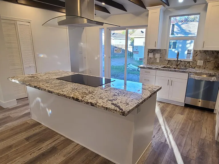 1402 Clara Ln — Photo 5
