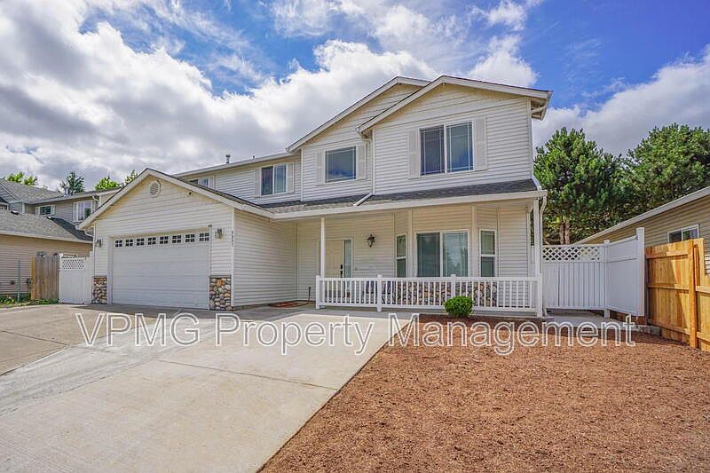 1st image of 8907 NE 84th St