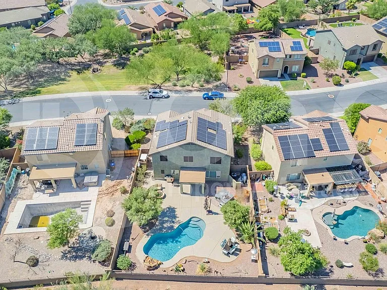 2561 N Hawthorn Dr — Photo 11