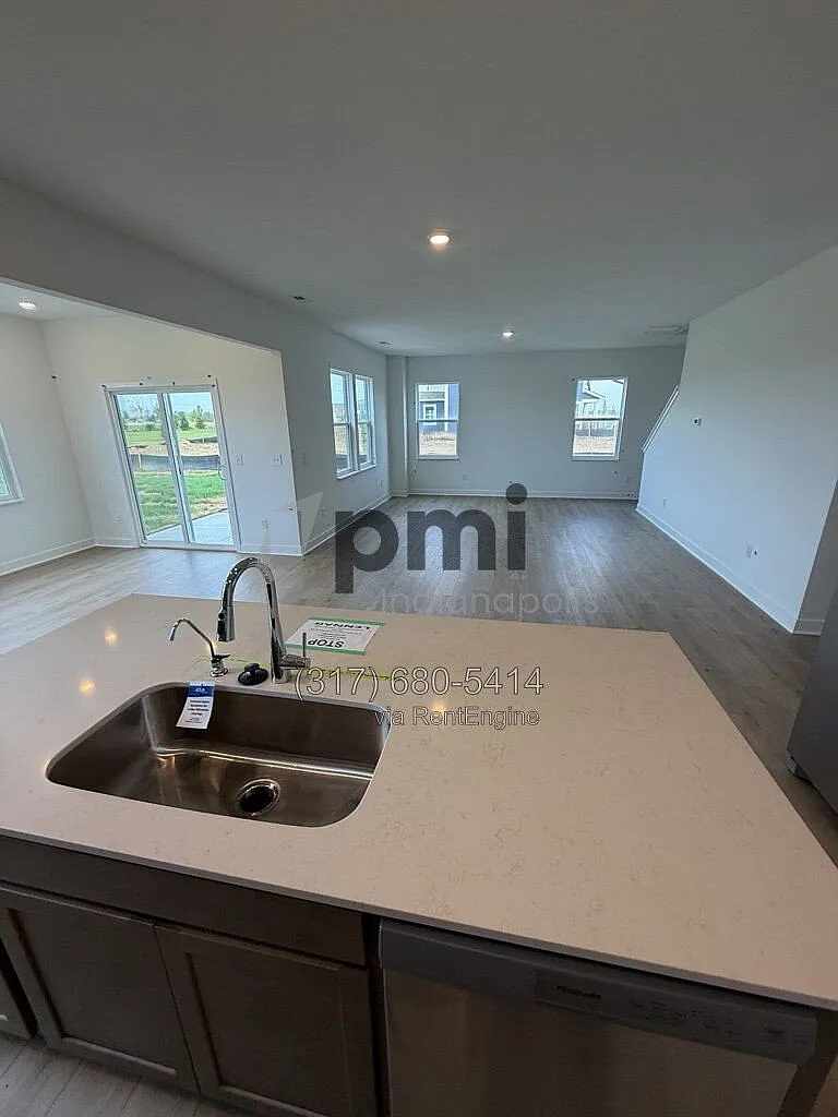 5 bed, 3.0 bath, 2367 sqft, $2,850 — Photo 4