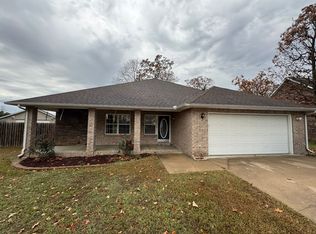509 Cherokee Dr, Gentry, AR 72734