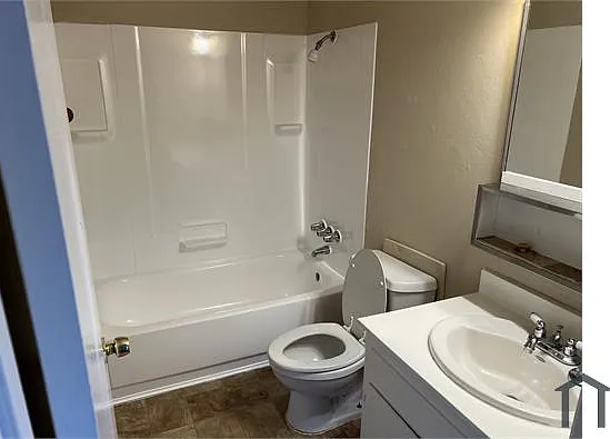 2218 Hillsborough Ct — Photo 2
