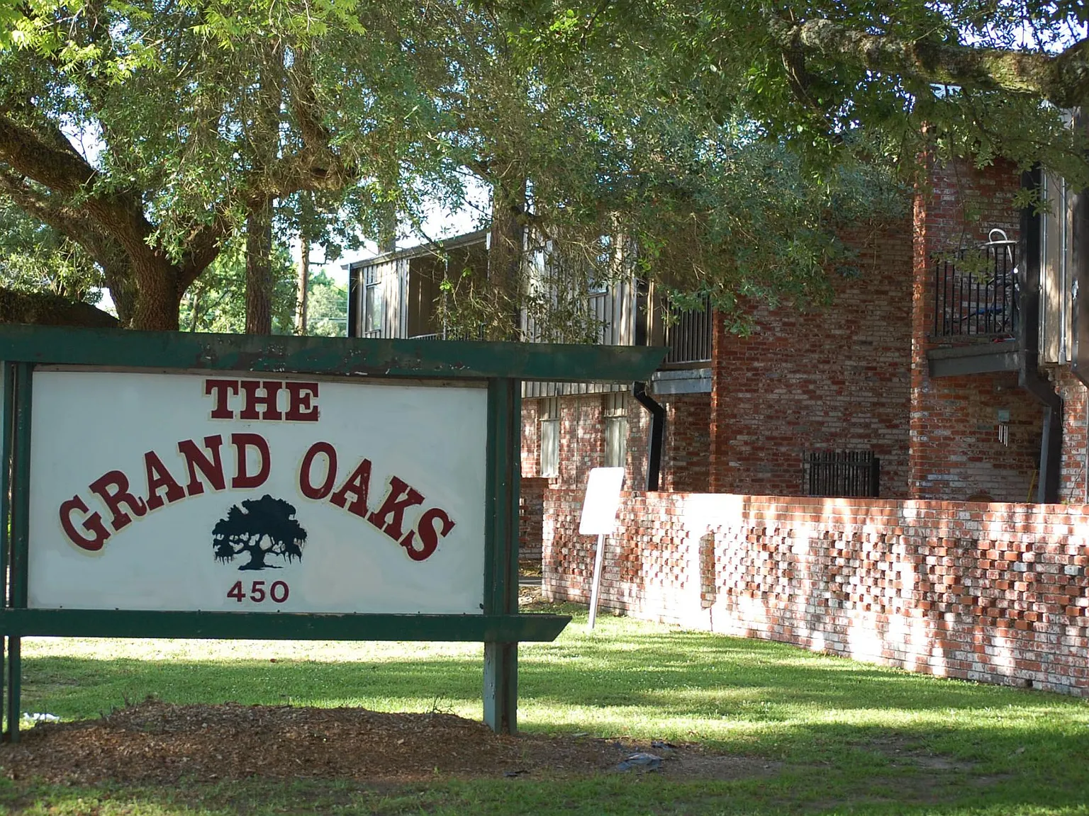 Grand Oaks Apartments — Photo 1
