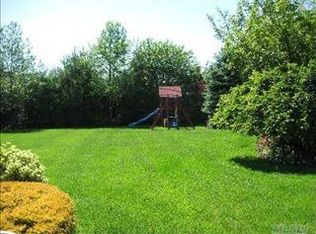 11 Stirrup Ln, Northport, NY 11768