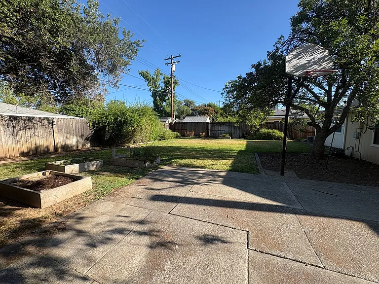 909 Hampton Rd — Photo 11
