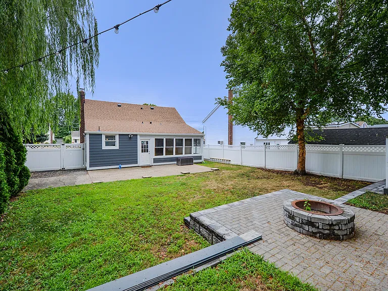 3-11 Lyons Ave — Photo 23