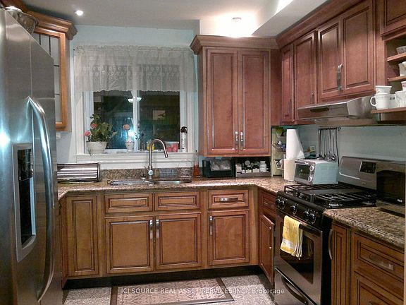 3rd image of 43 Ridgemoor Ave