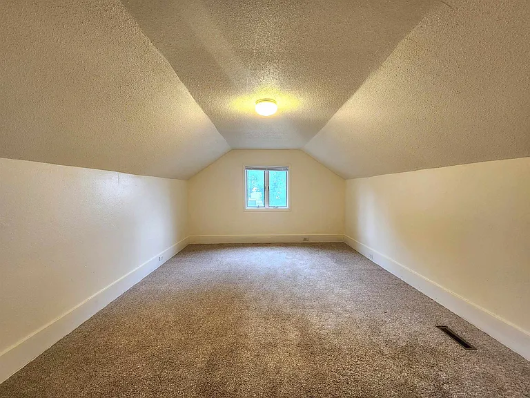 203 E Hines St — Photo 12