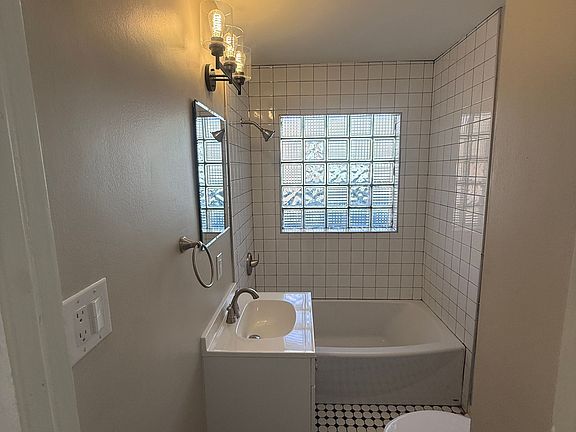 4th image of 1113 N Downey Ave