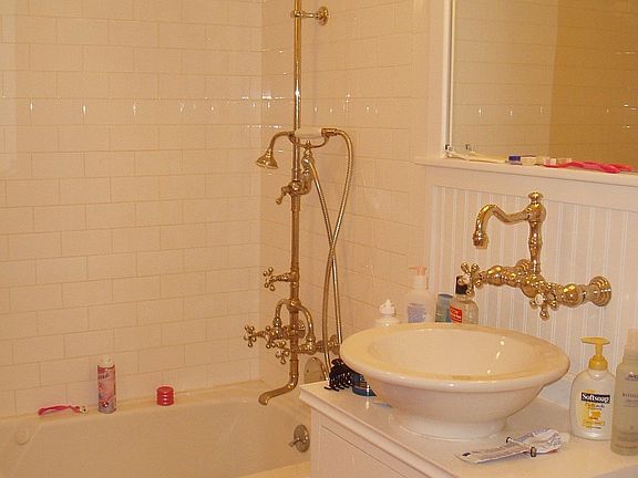 2nd bath w/ jacuzzi