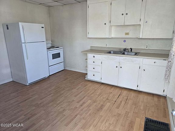 3rd image of 939 N West St