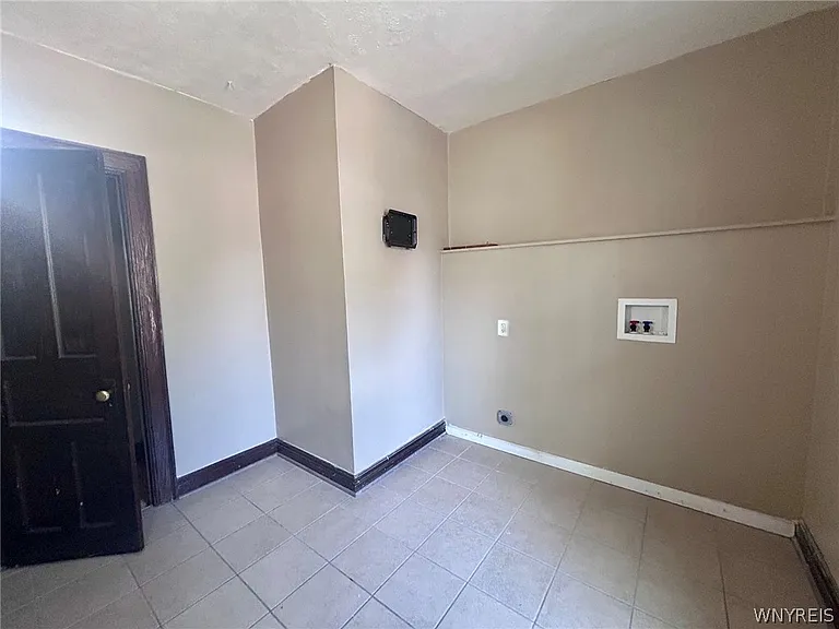 151 Amber St #UPPER — Photo 9
