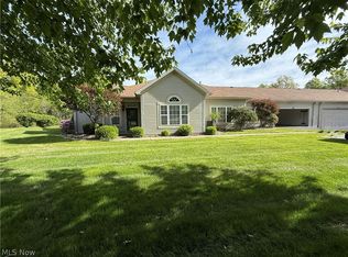 28 Hunters Woods Blvd #B, Canfield, OH 44406