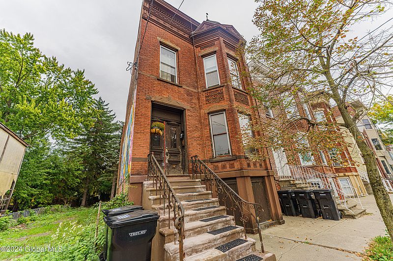 2nd image of 3334 6th Avenue