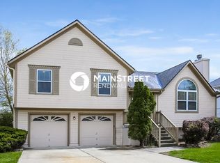 1221 SE Rosehill Dr, Lees Summit, MO 64081