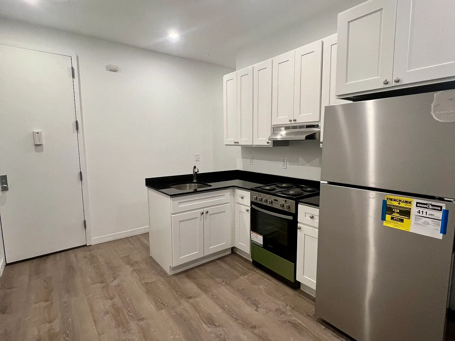 4 bed, 1.5 bath, 999 sqft, $4,500 — Photo 3